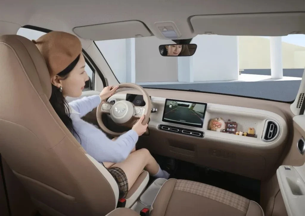 Wuling Hongguang MINIEV fifth-generation caramel-and-cream cockpit with central touchscreen
