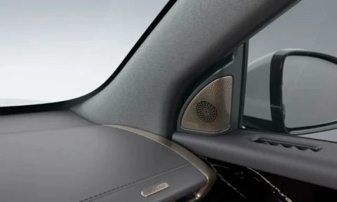 Wuling Starlight S front passenger dashboard, speaker and door trim detail