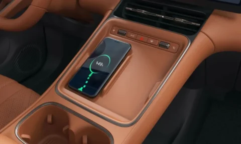 2025 Wuling Starlight S center console, wireless phone charger and physical controls